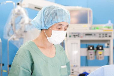 Ameliyathanede cerrah var.