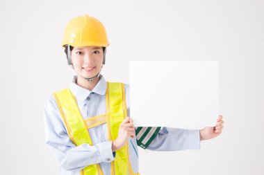 Kadın mühendis elinde beyaz tahta tutuyor.