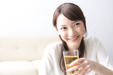 Bira içen Asyalı kadın. 