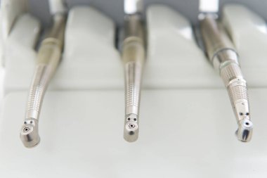 Klinikteki dişçi aletlerinin görünümünü kapat