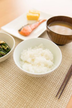 Masada Asya yemekleri, bir kase haşlanmış pirinç, çorba, yosun ve somon.