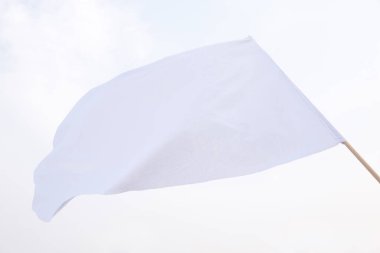 Mavi gökyüzü arka planında beyaz bayrak