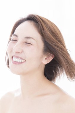 Beyaz arka plan üzerinde gülümseyen genç Asyalı kadın 