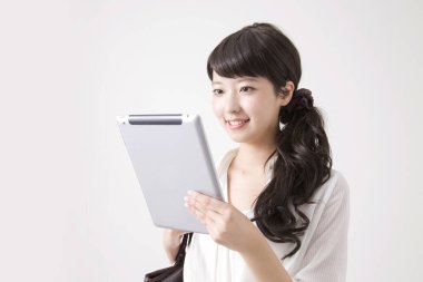 Asyalı kadın tablet kullanma