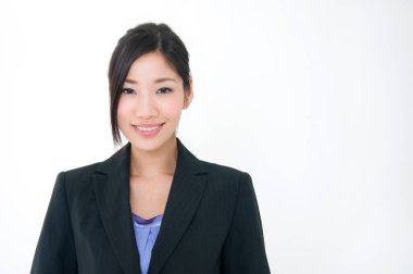 Beyaz arka plan üzerinde izole bir gülümseyen genç iş kadını portresi