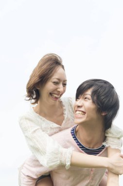 Genç çift açık havada gülüyor