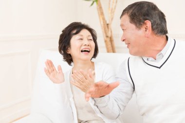 Asyalı son sınıf çifti evde eğleniyor. 