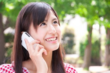 Telefonda konuşan güzel bir Japon genç kadın. görünümü kapat