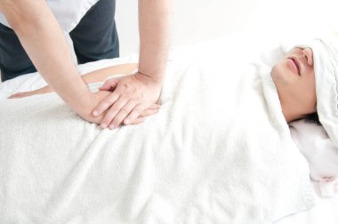 spa merkezinde masaj olan adam 