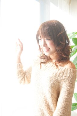 Sabahları pencerenin yanındaki kadın.