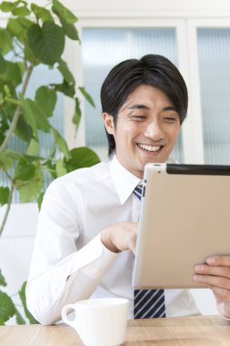 Ofiste tabletle çalışan işadamı 