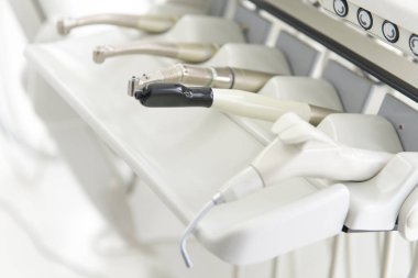 Klinikteki dişçi aletlerinin görünümünü kapat