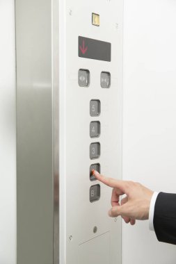 Erkek el asansör düğmesine basıyor