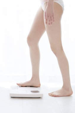 Kilo terazisiyle ölçülen kadın