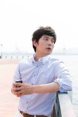 Uzaklara bakan Asyalı iş adamı 