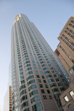 Gökdelenlerle dolu kentsel ufuk çizgisi görüntüsü