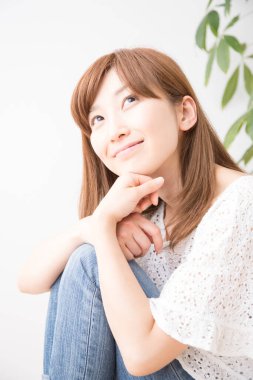 Gülümseyen güzel Asyalı kadın portresi