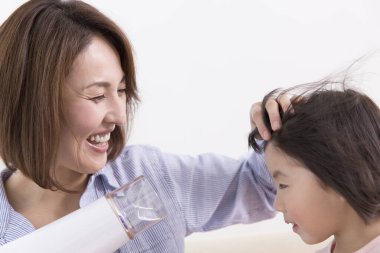 Anne ile kızı oynuyor