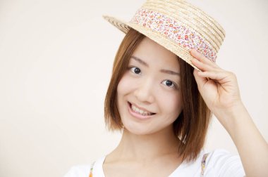 Şapkalı güzel bir kadının stüdyo portresi. 