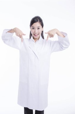 Genç Asyalı kadın doktor işaret ediyor. 