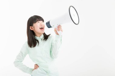 Hoparlörlü gülümseyen Asyalı kızın stüdyo portresi