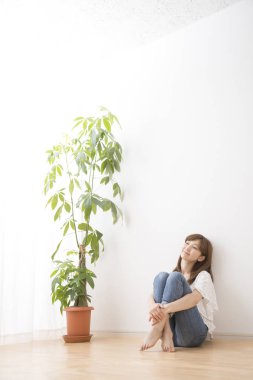 katta evde oturan kadın 