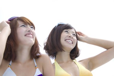 Renkli mayo giymiş güzel Japon kadınları bilardoda eğleniyorlar, tatil konsepti.  