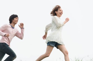 Tarlada koşan çift