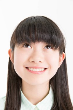 Genç Asyalı kız beyaz arka planda izole edilmiş bir şekilde yukarı bakıyor. 