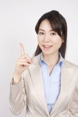 Genç Asyalı kadın yukarı dönük 