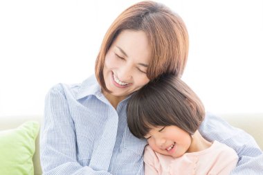 Asyalı genç anne ve kızı birlikte vakit geçiriyorlar.