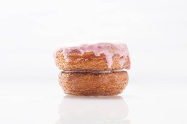 Beyaz arkaplanda tatlı ve renkli pastalar, yakın plan görünümü 