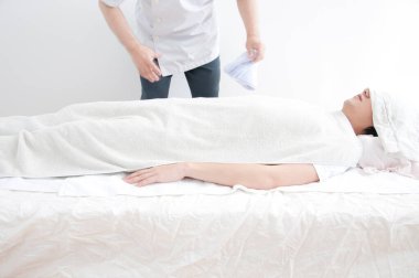 spa merkezinde masaj olan adam 