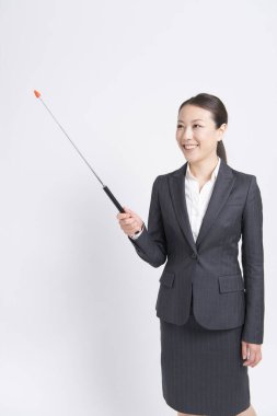 Beyaz arka planda çubuk tutan bir iş kadını