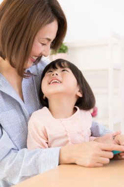 Mutlu Asyalı anne ve kızının portresini kapat.