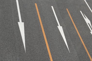 Asfalt yolunun yukarısından çizgilerle görüntüle