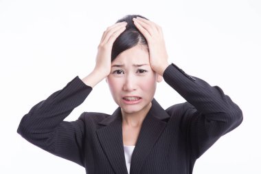 Beyazların üzerinde izole edilmiş, kendini ifade eden genç Japon iş kadınının portresi.