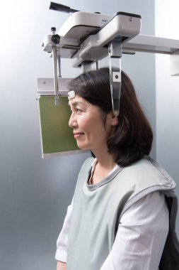 3d jaws x-ray yapan Asyalı kadını kapat