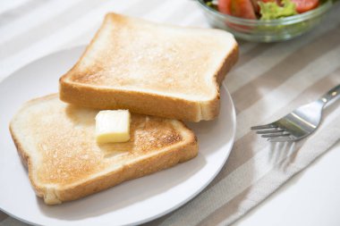 Tereyağlı tost ve salata 