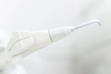  Bulanık arkaplanda diş aracı kapat 