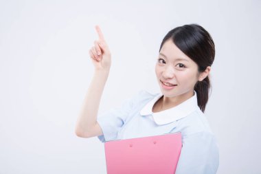 Beyaz üniformalı güzel Asyalı doktorun portresi.