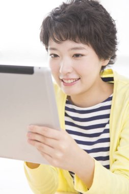 Asyalı kadın dijital tablet kullanma