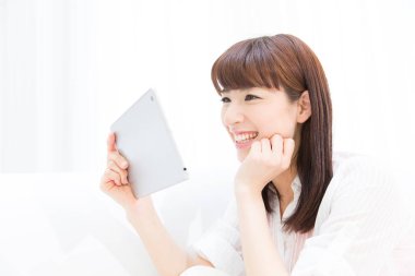 gülümseyen kadın tablet PC'yi kullanma