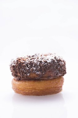 Beyaz arkaplanda tatlı ve renkli pastalar, yakın plan görünümü 