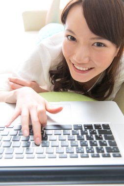 Dizüstü bilgisayar kullanan Asya genç kadın 