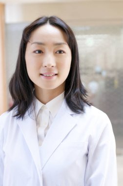 Beyaz cüppeli Japon genç kadın doktor, yakın plan portresi 