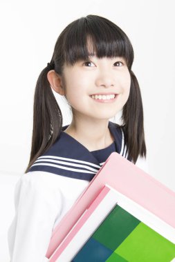 Okul üniformalı güzel bir Japon öğrencinin portresi. 