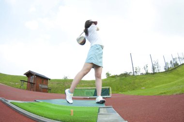 Genç, güzel Asyalı kadın golfçü 