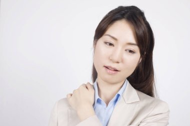 Sırtı ağrıyan güzel bir Asyalı kadının portresi. 