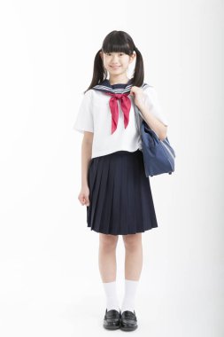 Beyaz arka planda okul üniformalı güzel genç bir öğrencinin portresi.